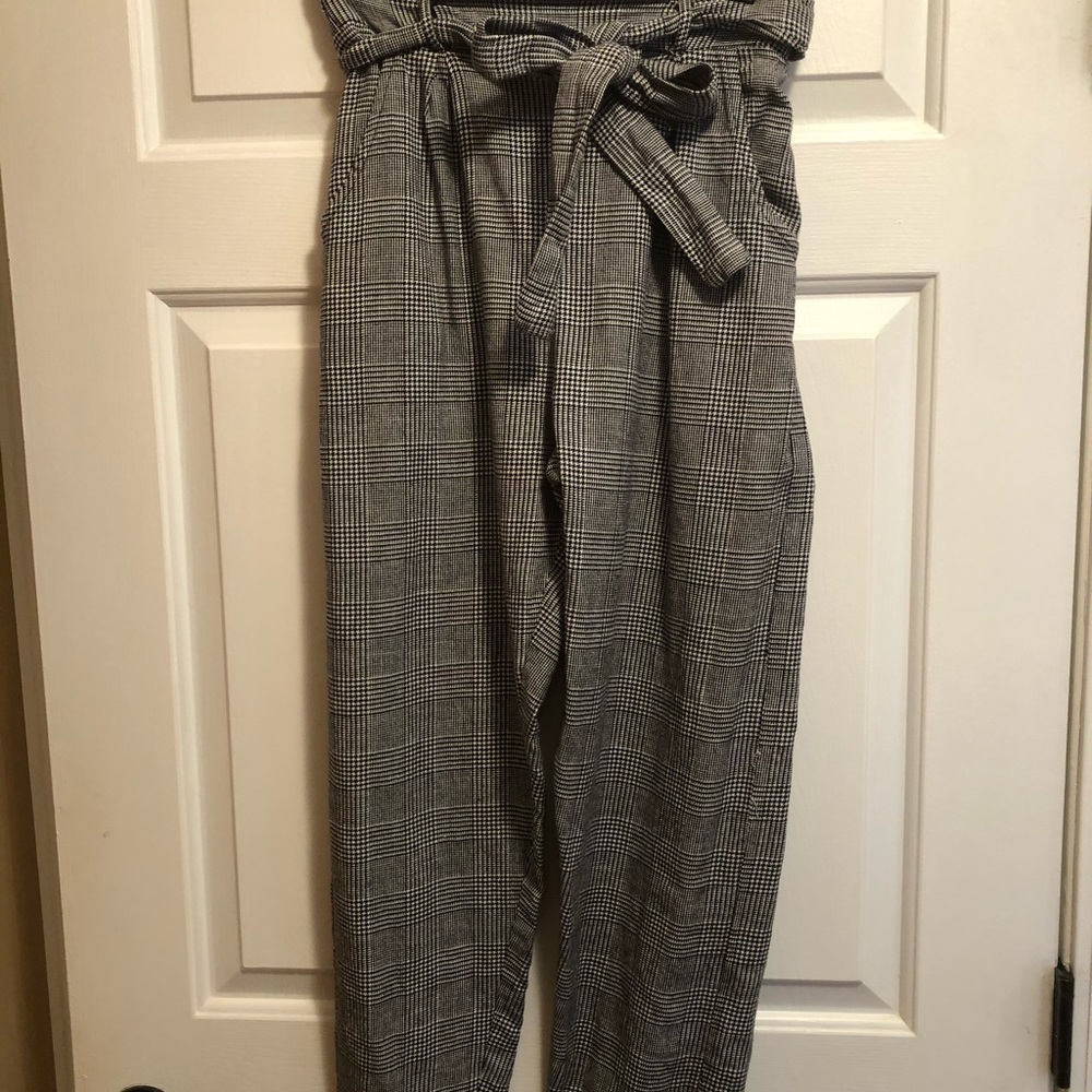Angie black and white tie front capris, Sz. M